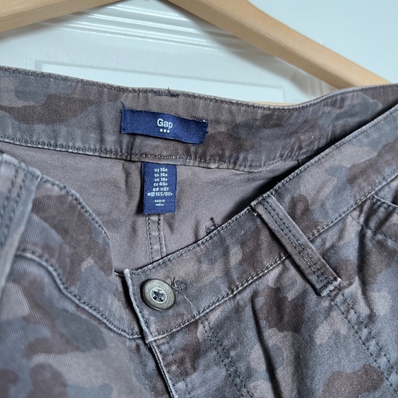 Gap muted camouflage chinos. Straight leg, no stretch. - Picture 2 of 5